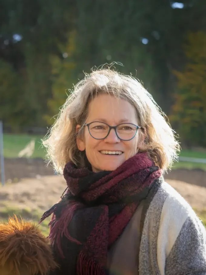 Gabi Frank – MBSR-Lehrerin im Herbstlicht mit Alpaka